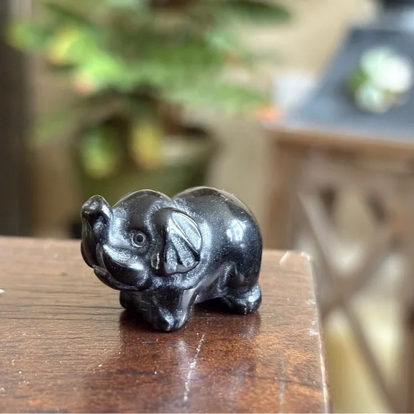 Adorable Obsidian Elephant Carving - Picture 5 of 7